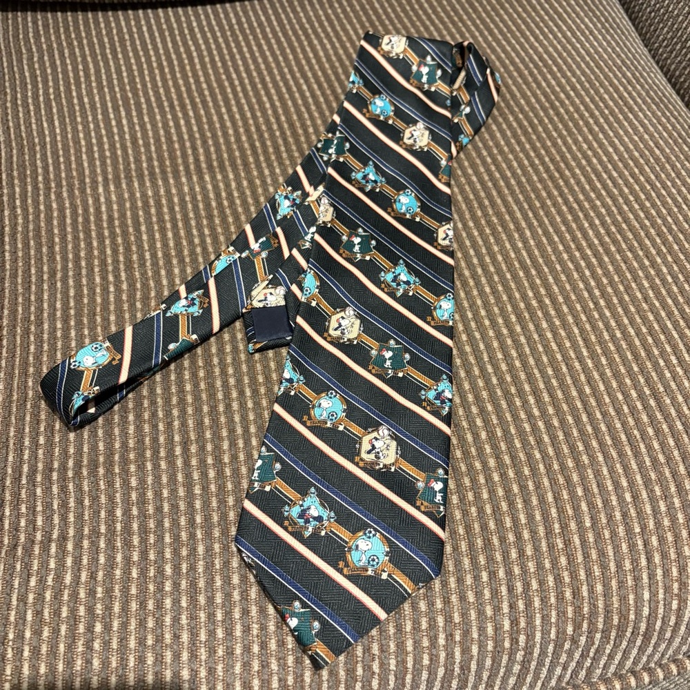 Sleek Peanuts Black and Gold Striped Tie with Sporty Snoopy
